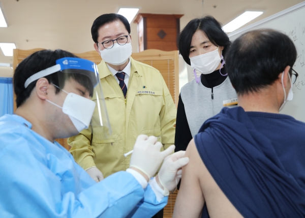 10일 우리누리요양원 찾아 코로나19 예방접종 대상자와 안전한 백신 접종을 위해 애쓰는 의료진과 관계자를 격려한 장종태 청장