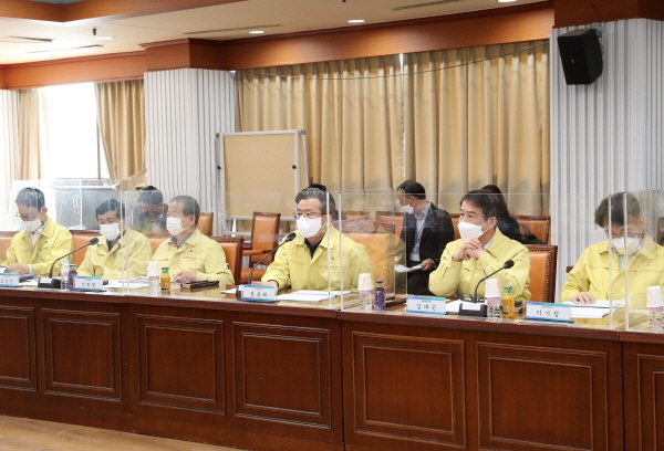 10일 유성구가 대회의실에서 성북동·방동저수지 일원 개발계획 보고회를 개최한 가운데 정용래 유성구청장이 회의를 주재하고 있다.