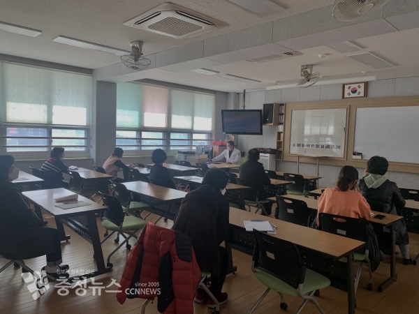 산업보건의가 직접 학교에 방문하여 급식노동자. 시설관리자. 청소노동자들에게 기초적인 질환 상담과 근골격계 예방 교육을 하고 있다.