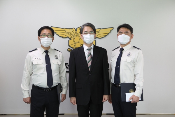 (좌측부터) 송은정 대덕소방서 예방안전과장,채수종 대전소방본부장 윤석봉 유성소방서 소방행정과장