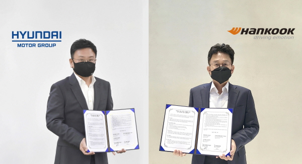 한국타이어앤테크놀로지 연구개발혁신총괄 구본희 전무(오른쪽)와 현대차ᆞ기아 모빌리티플랫폼사업실장 권오륭 상무(왼쪽)가 비대면 업무협약을 체결하고 기념사진을 촬영하고 있다.