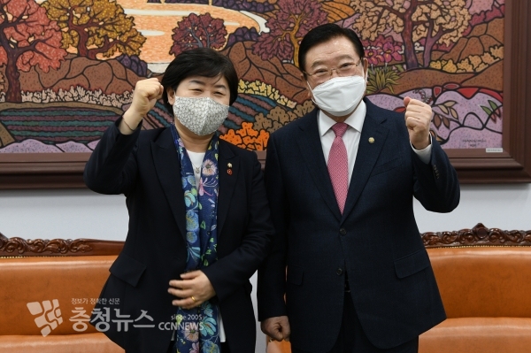 왼쪽부터 서영교 위원장, 김석환 군수