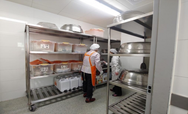 천안시 관계자가 학교급식소 위생 점검을 하고 있다.