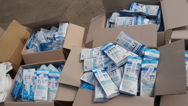 마스크 배부 장면