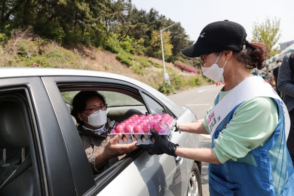 지난 2020년 과천 바로마켓 드라이브스루 장터 운영사진