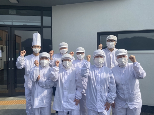 꿈꾸는 나무 제과 제빵 근로 장애인 7명과 제빵기능사 기념사진