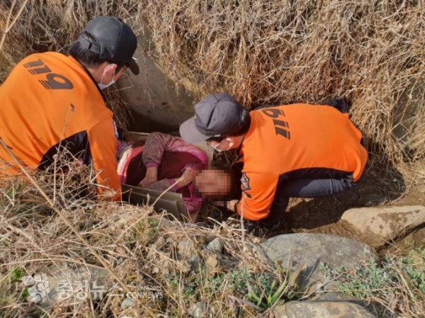 수로에서 어르신을 구조하고 있다.
