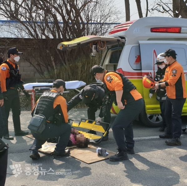 보령소방서 구조대원이 수로에서 실종자를 구조하는 모습