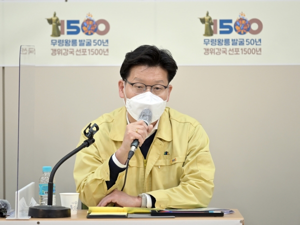 신바람 정책톡톡 ‘반려동물 인식전환’ 토론회를 진행 중인 김정섭 시장