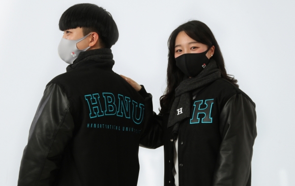 한밭대 홍보대사 학생들이 새로 디자인한 브랜드상품(재킷, 마스크, 머플러)을 입고 포즈를 취하고 있다.