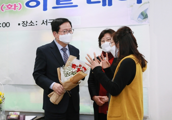 지난 12일 청사 2층에서 가까운 사람과 마음을 전하고 싶은 사람에게 꽃을 선물하기 위한 ‘향기 가득 花이트 데이’ 행사를 개최했다.