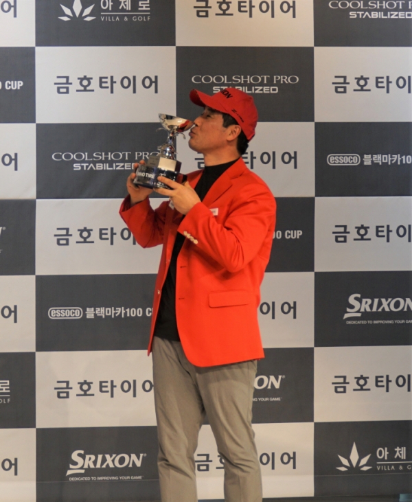 ‘2021 금호타이어 GTOUR 남자대회 1차' 결선 시상식에서 우승자 손동주가 우승 트로피에 입을 맞추고 있다