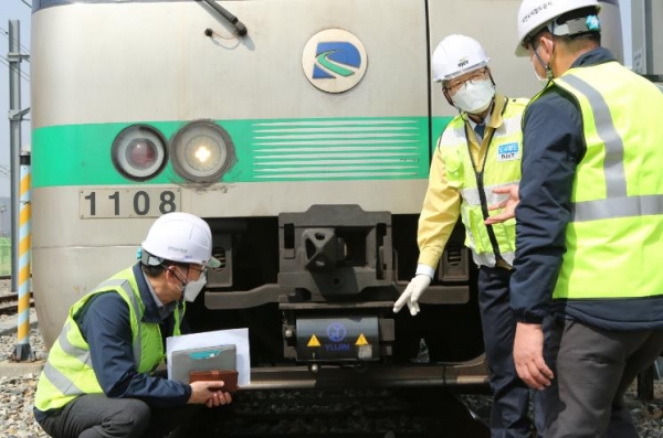 개통 15주년을 맞아 김경철 사장(사진 가운데)이 외삼차량기지, 현충원역 등을  방문해 시민 안전과 직결된 시설물들을 꼼꼼히 점검했다.