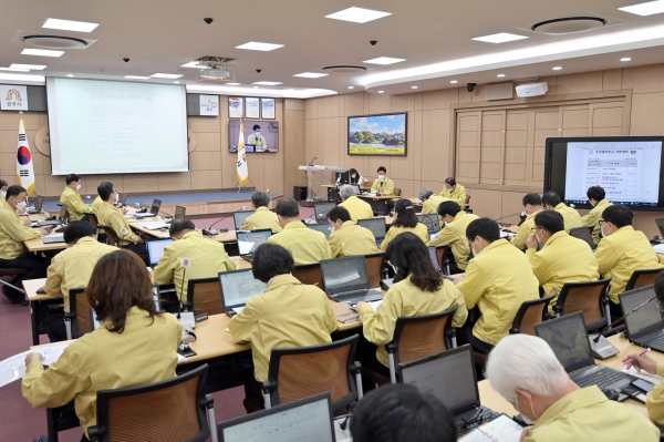 15일 시청 대백제실에서 열린 주간업무보고회 개최 모습