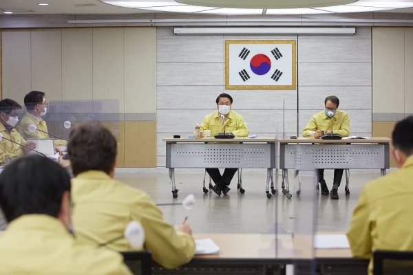 15일 상황실에서 주요업무 및 생활방역대책회의 개최 장면