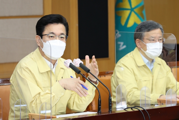 허태정 대전시장(왼쪽)은 15일 주간업무회의에서 공직자 전체에 대한 부통산 투기 의혹 조사를 지시했다.