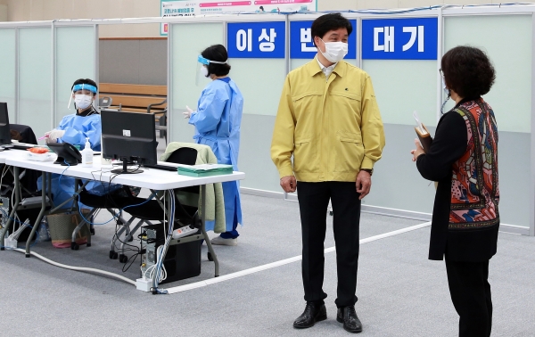 아산시의회 황재만 의장이 백신접종센터를 방문 코로나19 방역을 위해 고군분투하는 관계자들을 격려하고 있다.