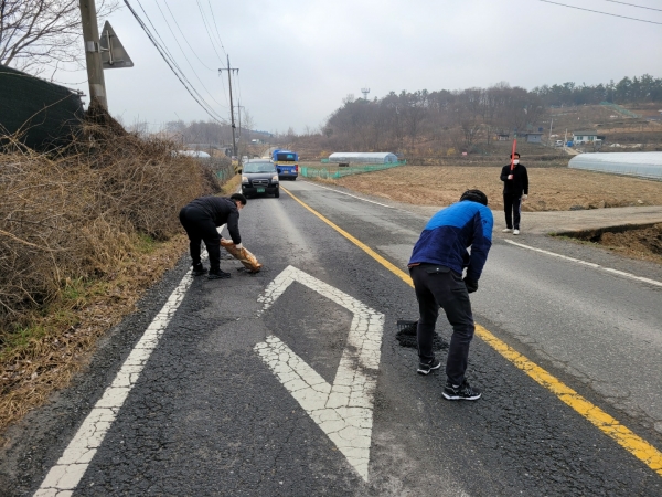 13일 유성구 관내에서 구청 건설과 직원들이 도로 위의 포트홀을 정비하고 있다