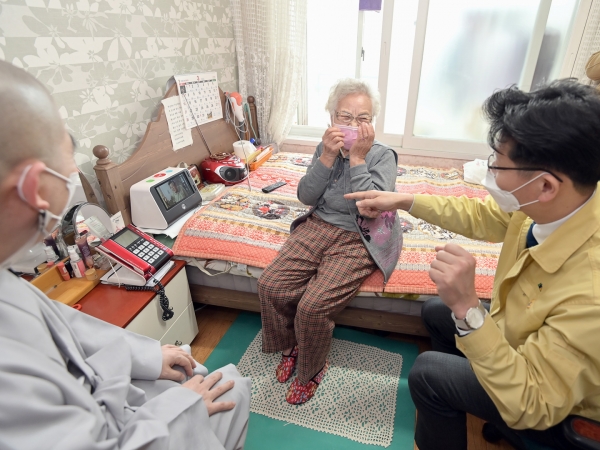 독거노인 스마트 돌봄장비 구축 시연 모습