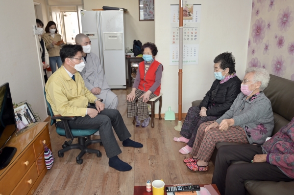 독거노인 스마트 돌봄장비 구축 시연 모습