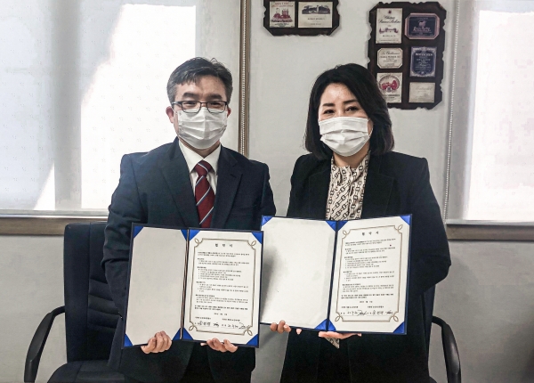 노인복지관 협약체결(왼쪽 김정명소장과 오른쪽 권주현 관장)