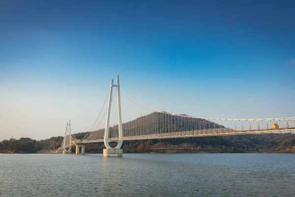 탑정호 출렁다리 전경