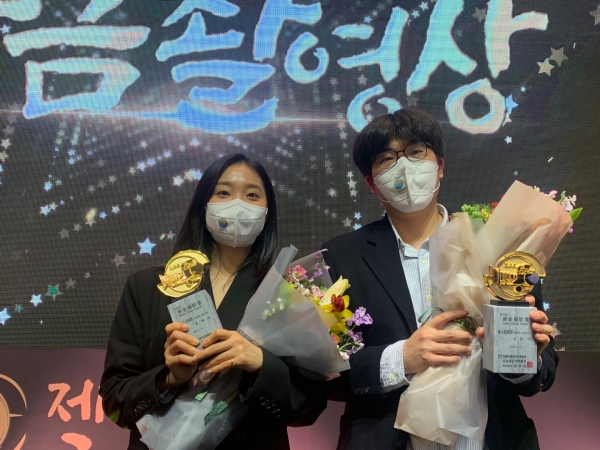 제40회 황금촬영상 영화시상식에서 수상받은 후 기념사진을 촬영하고 있다.