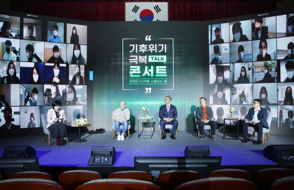 기후위기 토크콘서트 진행 /이날 행사는 김미경 강사가 진행하고 박재현 사장(사진 가운데), 조천호 前 국립기상과학원장, 타일러 라쉬 세계자연기금 홍보대사, 윤덕찬 지속가능발전소 대표 등이 참석하였다.