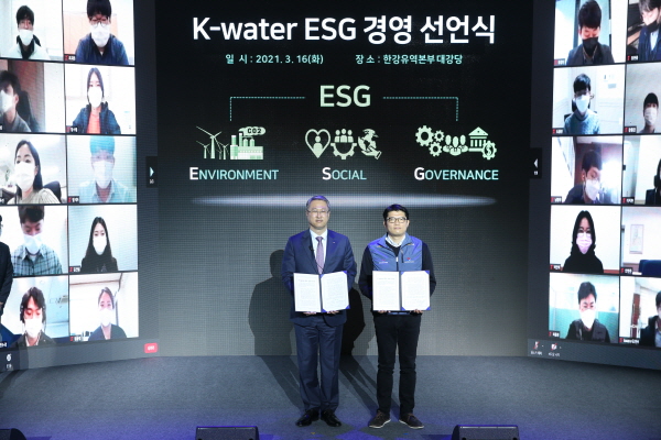 토크콘서트(부제: 환경위기시계를 되돌리는 물)를 개최하고, 이와 연계하여 노사 공동으로 ESG 경영을 선포하며 국민 물안전·물복지의 혁신과 대한민국 물관리의 미래 도약을 약속하였다.(왼쪽 : 박재현 한국수자원공사 사장, 오른쪽 : 노철민 한국수자원공사 노동조합 위원장)