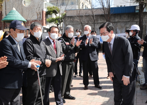 장 청장은 11명의 서구 보훈 단체장들과 함께 공사 진행 상황을 점검하고, 관계자들을 격려했다.