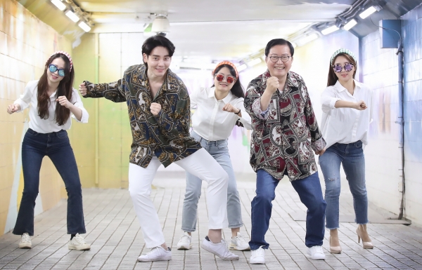 대전 서구가 공식 유튜브 '대전서구'를 새단장 한 가운데 장종태 대전 서구청장과 ‘서도남(서구를 도는 남자)’의 주인공인 뮤지컬 배우 윤준호, 홍보실 직원들이 서구 갈마지하보도에서 포즈를 취하고 있다.