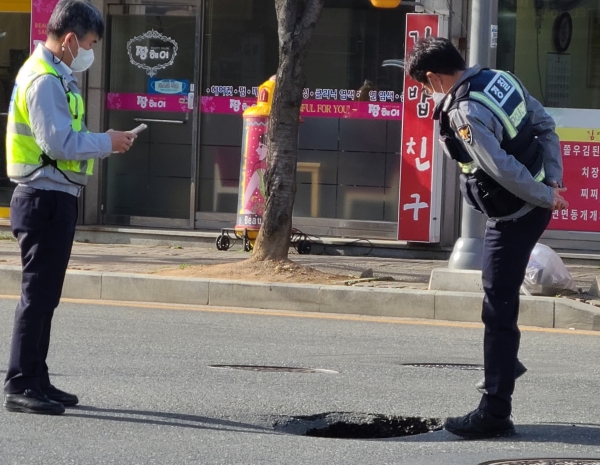 16일 대전 대덕구 신탄진 시장 앞 4차선 도로에서 싱크홀이 발생해 한때 교통정체를 빚었다.