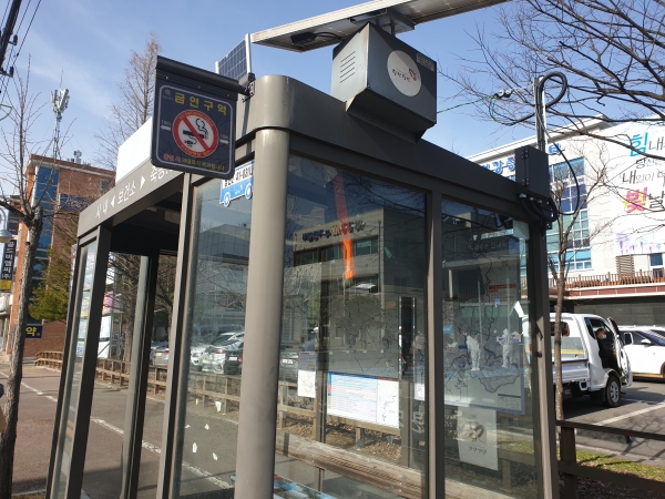 버스정류소에 부착된 금연구역 표시 사진