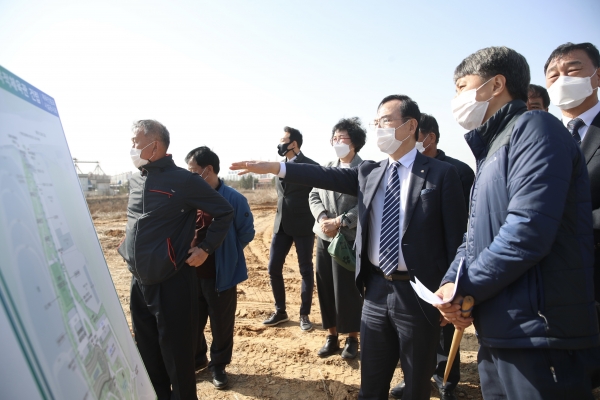 박상돈 천안시장이 지난 16일 시민 건강증진 및 공공체육시설의 지역 불균형 배치 해소를 위해 건립되는 성거·입장 다목적체육관 건립부지를 찾아 조속한 건립을 직원들에게 요청하고 있다.