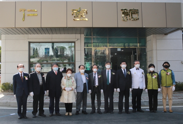 인당관 제막식 후 기념촬영