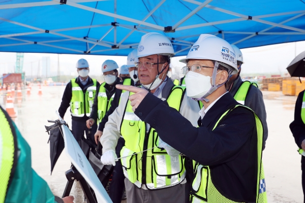 국가철도공단 김한영 이사장(우측)이 지난 12일 부전~마산 복선전철 건설현장에서 현장 안전점검을 시행하고 있다.