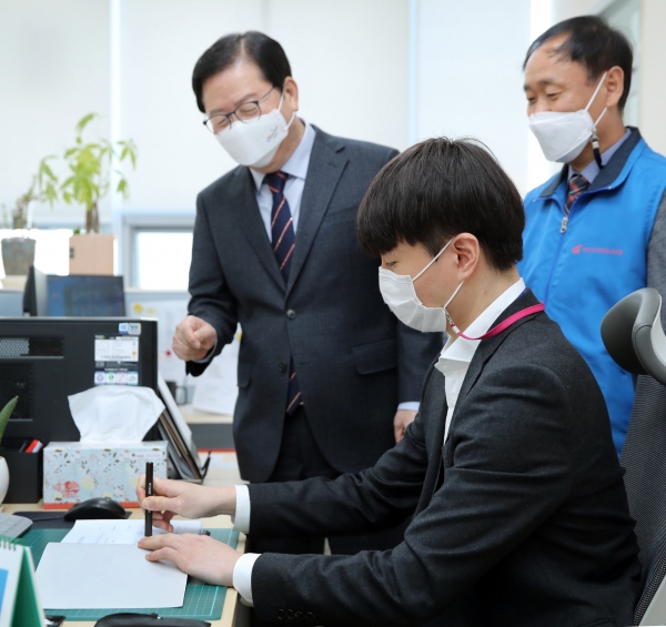 장종태 대전 서구청장과 류인규 서구 공무원노동조합 위원장이 평생학습원 도서관운영과에 근무하는 김태균 직원에게 정규 공무원 임용을 축하하면서 결재도장을 선물했다.