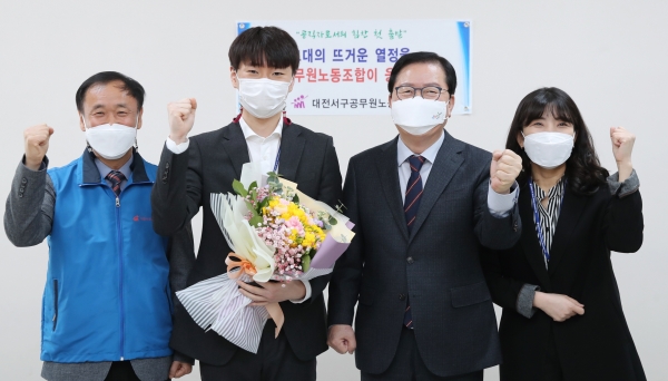 김태균 직원에게 정규 공무원 임용을 축하하면서 결재도장을 선물했다.