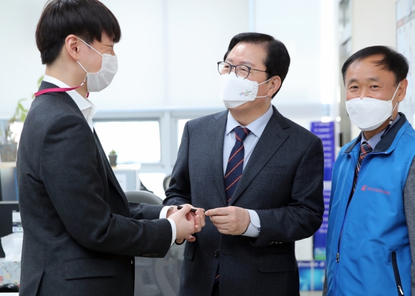 장종태 대전 서구청장과 류인규 서구 공무원노동조합 위원장이 평생학습원 도서관운영과에 근무하는 김태균 직원에게 정규 공무원 임용을 축하하면서 결재도장을 선물했다.