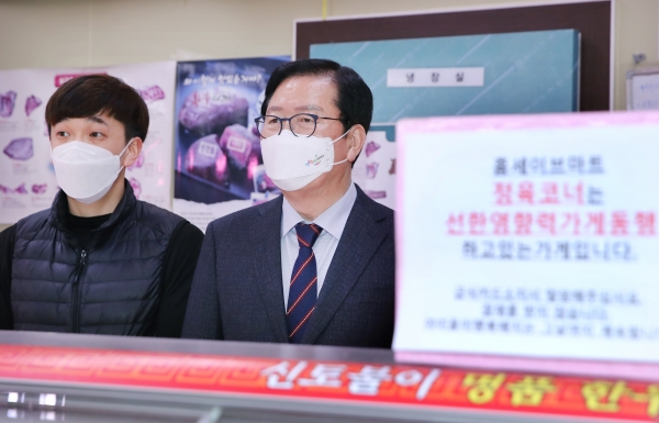 장종태 대전 서구청장은 17일 서구 갈마동의 ‘선한 영향력 가게’를 방문해 격려의 자리를 가지면서 감사와 응원의 마음을 전달했다.