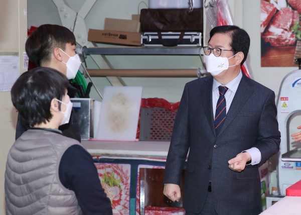 장종태 대전 서구청장은 17일 서구 갈마동의 ‘선한 영향력 가게’를 방문해  감사와 응원의 마음을 전달