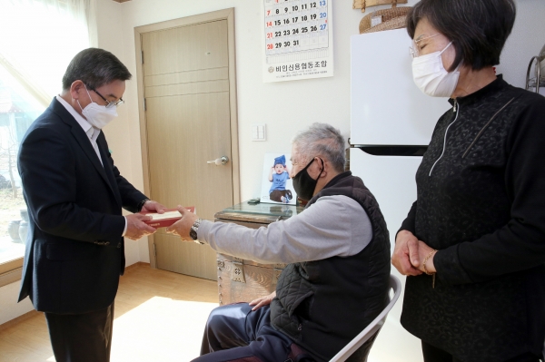 노박래 서천군수, 독립운동가 신규 등재 조신환 선생 유족에 감사의 뜻 전달(조규민-조신환선생 子)