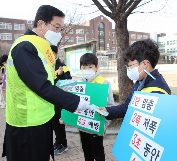 장종태 대전 서구청장은 18일 문정초등학교 후문에서 둔산 모범운전자회, 문정초등학교 어린이, 공무원 등 20여 명이 참여한 가운데 “학교 주변 주차 질서 확립 캠페인”을 했다.
