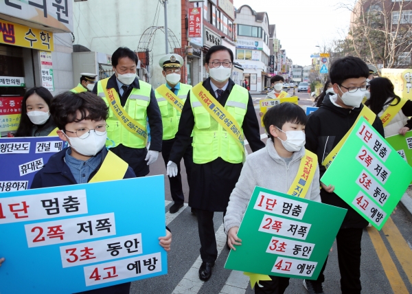 18일 문정초등학교 후문에서 둔산 모범운전자회, 문정초등학교 어린이, 공무원 등 20여 명이 참여한 가운데 “학교 주변 주차 질서 확립 캠페인”을 했다.
