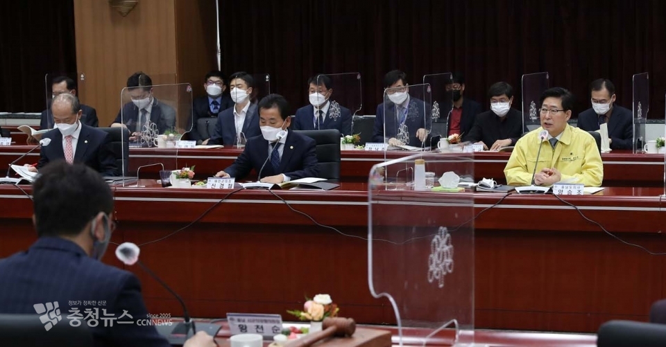 18일 도청 대회의실에서 열린 도지사-시·군의회 의장단 간담회