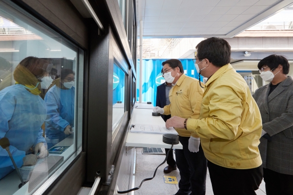 아산시 감염병종합관리센터를 둘러 보고있는 오세현 시장