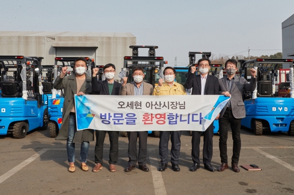 오세현 아산시장 ㈜지게차코리아 현장 방문 기념사진