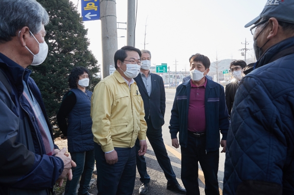 송촌리 경로당을 찾아 마을주민 의견을 청취하는 오세현 시장