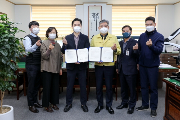 필한방병원 MOU 체결(왼쪽부터 안명용 원무과장, 조은영 행정원장, 윤제필 병원장, 류재승 단장, 임경희 문화체육과장, 김은수 펜싱팀 감독)