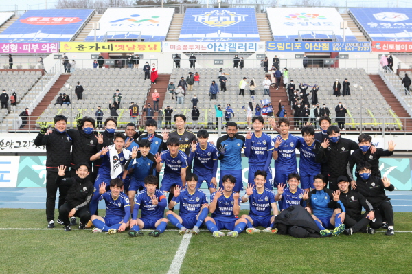 충남아산프로축구단 선수들